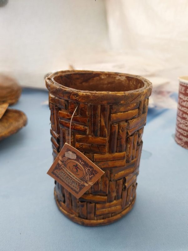 Tempat Pensil Bundar -Anyaman Koran Bekas-